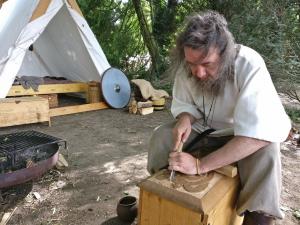 Hakon schnitzt an seinem Truhendeckel